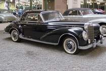 Mercedes-Benz Coupe 300 SC

Baujahr 1956, 6 Zylinder, 2996 ccm, 180 km/h, 175 PS 

Cité de l'Automobile, Mulhouse, 3.10.12 