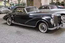 Mercedes-Benz Coupe 300 SC

Baujahr 1956, 6 Zylinder, 2996 ccm, 180 km/h, 175 PS 

Cité de l'Automobile, Mulhouse, 3.10.12 