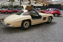 Mercedes-Benz Coupe 300 SL

Baujahr 1955, 6 Zylinder, 2995 ccm, 240 km/h, 215 PS 

Cité de l'Automobile, Mulhouse, 3.10.12 