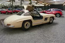 Mercedes-Benz Coupe 300 SL

Baujahr 1955, 6 Zylinder, 2995 ccm, 240 km/h, 215 PS 

Cité de l'Automobile, Mulhouse, 3.10.12 