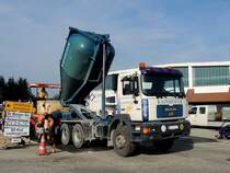 MAN 33.414 liefert der Asphaltbirne heisses Straßenbaumaterial heran; 140726