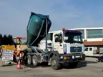 MAN 33.414 liefert der Asphaltbirne heisses Straßenbaumaterial heran; 140726