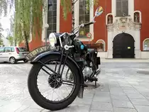TRIUMPH Motorrad, vorm Seitenportal der Rieder Stadtpfarrkirche; 140726