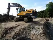 VOLVO EC300D NL, hat für einen Behelfsweg eine Menge Baumstümpfe ausgehoben; 140724