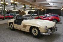 Mercedes-Benz Coupe 300 SL

Baujahr 1955, 6 Zylinder, 2995 ccm, 240 km/h, 215 PS 

Cité de l'Automobile, Mulhouse, 3.10.12 