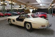 Mercedes-Benz Coupe 300 SL

Baujahr 1955, 6 Zylinder, 2995 ccm, 240 km/h, 215 PS 

Cité de l'Automobile, Mulhouse, 3.10.12 