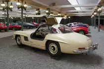 Mercedes-Benz Coupe 300 SL

Baujahr 1955, 6 Zylinder, 2995 ccm, 240 km/h, 215 PS 

Cité de l'Automobile, Mulhouse, 3.10.12 