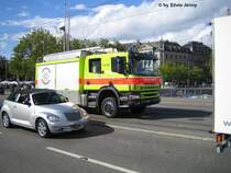 Scania P124 (mit Crew-Cab Kabine) der SRZ (Schutz und Rettung Zrich) zwischen dem Brkliplatz und dem Bellevue. Um so schnell wie mglich zum Einsatzort zu gelangen fahren die Rettungsfahrzeuge auf dem Tram Trasse.