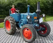 . Auch die Jugend zeigte Interesse an den Oltimern beim Traktorentreffen in Consdorf. Lanz Bulldog D 7506, Bj 1949, 1 Zyl, 4700 ccm, 25 Ps.  20.07.2014