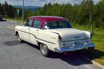 PKW Oldtimer Dodge Royal V8 auf einem Parkplatz an der größten Högakustenbrücke Schweden (E4) gesehen am 11.07.2014.
