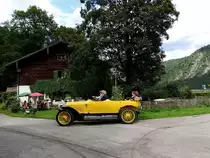 FORD-T, sorgt bei der Ankunft für reges Interesse; 140809