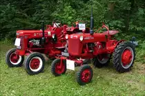 . IHC - McCormik - Farmall, links McCormick DGD4 mit 4 Zyl, 22 Ps, Bj 1956, 2175 ccm,daneben ein Farmall Cub Bj 1948, 10 Ps, 958 ccm,  gesehen beim Traktorentreffen in Keispelt(L) am 10.08.2014. 