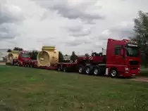 Zwei Schwerlaster vor der Abreise in Torgelow M/V am 11.08.2014