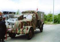 Der Wehrmachtsgranit wird in Hartmannsdorf zum G5-Treffen bestaunt, 01.07.05