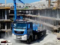 MAN TGX33.480, wirbelt bei seiner Abfahrt von der Baustelle des EKZ-Ried (Weberzeile) mächtig Staub auf; 140808