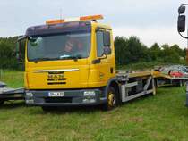 MAN als Transportfahrzeug für ein Oldtimerschätzchen, gesehen im Agroneum Alt Schwerin im August 2014