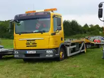 MAN als Transportfahrzeug für ein Oldtimerschätzchen, gesehen im Agroneum Alt Schwerin im August 2014