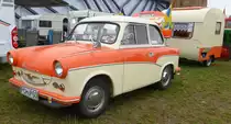 Trabant mit Wohnanhänger in gleicher Lackierung steht in Alt Schwerin anl. der Oldtimerveranstaltung im August 2014