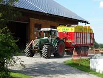 Fendt Vario 412 mit Pöttinger Faro Ladewagen am 08.08.14 in Sulzberg-Ottacker