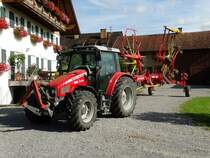 Massey Ferguson mit Pöttinger Kreiselschwader am 08.08.14 in Sulzberg-Ottacker