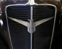 Adlerwerke Frankfurt/Main, Khler mit Logo an einem Oldtimer-PKW von 1938, Aug.2014