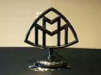 Maybach-Motorenbau GmbH, K�hlerfigur an einem Oldtimer-PKW, die beiden  M  stehen f�r die 1909 gegr�ndete Firma, seit 1912 in Friedrichshafen/Bodensee, die Firma baute u.a. die Motoren f�r die Zeppelin-Luftschiffe und den Dieseltriebwagen  Fliegender Hamburger , Aug.2014 