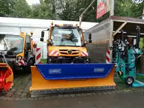 Mercedes Benz Unimog U218 mit Schmidt Schneepflug am 15.08.14 in Kempten auf der Allgäuer Festwoche
