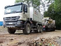 ACTROS-3346, mit Wirtgen BindemittelstreuerAufbau(16m³), ist samt BOMAG- Kaltrecycler bei der Baustelle des RHB-Rettenbrunn eingetroffen; 140822