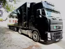 VOLVO-FH, mit Auflieger worin sich ein Teil der Umgebung spiegelt; 140822