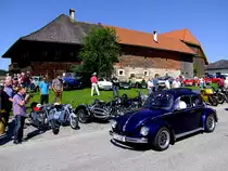 VW-Käfer, wird beim Eintreffen zur Oldtimerveranstaltung am Stehrerhof (Neukirchen/Vöckla) schon vom Fotografen erwartet; 140706