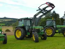 John Deere 2650 mit Stoll-Frontlader wird präsentiert beim Lanz & John Deere - Treffen in Kirchheim am See, August 2014