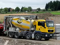 MAN mit Förderband beschickt bei der Baustelle RHB-Rettenbrunn einen Pumpenwagen, 140730