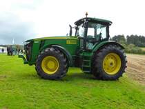 John Deere 8260R steht beim Lanz & John Deere - Treffen in Kirchheim am See im August 2014