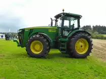 John Deere 8260R steht beim Lanz & John Deere - Treffen in Kirchheim am See im August 2014