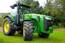 John Deere 8260R steht beim Lanz & John Deere - Treffen in Kirchheim am See im August 2014