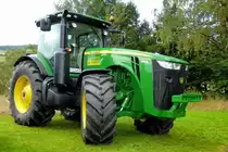 John Deere 8260R steht beim Lanz & John Deere - Treffen in Kirchheim am See im August 2014
