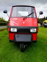 Ape 50 steht beim Lanz & John Deere - Treffen in Kirchheim am See im August 2014