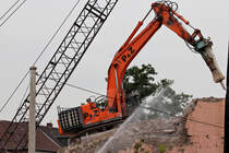 P+Z Bagger bei Abbruch arbeiten an einem alten Bunker in Oberhausen-Osterfeld 25.8.2014