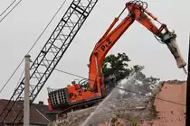 P+Z Bagger bei Abbruch arbeiten an einem alten Bunker in Oberhausen-Osterfeld 25.8.2014