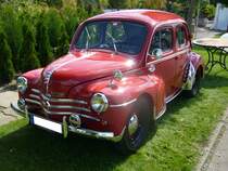 Renault 4CV Grand Luxe. 1946 - 1961. Während seiner 15-jährigen Bauzeit wurde der  Motte de Beurre  neben der 2CV von Citroen zum französischen  Volkswagen . Der Vierzylinderreihenmotor mit 0,75l Hubraum leistete zwischen 17 PS und 26 PS. Der hier abgelichtete 4CV sollte ein Modell bis 1957 sein, da er noch mit den Sternfelgen ausgerüstet ist. Besucherparkplatz des Hebmüllertreffens am 24.08.2014 in Meerbusch.