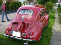 Heckansicht eines Renault 4CV Grand Luxe. 1946 - 1961. Besucherparkplatz des Hebmüllertreffens am 24.08.2014 in Meerbusch.