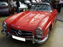 Mercedes Benz W198 II. 1957 - 1963. Der 300SL Roadster war der Nachfolger des Legendären  Gullwing . Ein solches  Wirtschaftswunderauto  schlug mit DM 32500,00 zu Buche. Für das abnehmbare Coupedach, wie es der Wagen auf dem Foto trägt, waren noch einmal DM 1500,00 zusätzlich fällig. Der 6-Zylinderreihenmotor wird mit durch eine Bosch-Einspritzpumpe mit Gemisch versorgt und leistet 215 PS aus 2996 cm³ Hubraum. Classic Remise Düsseldorf am 24.08.2014.