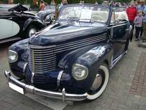 Opel Kapitän Cabriolet mit Hebmüllerkarosserie. 1938 - 1940. Zusätzlich zum werksmäßigen Cabriolet, konnte man beim Opelhändler auch einen Kapitän mit einer Karosserie von Gläser/Dresden oder Hebmüller/Wülfrath bestellen. Der Sechszylinderreihenmotor leistet 55 PS aus 2473 cm³ Hubraum. Hebmüllertreffen am 24.08.2014 in Meerbusch.