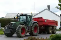 . Fendt Favorit 824 mit Kipperanh�nger, aufgenommen am 26.08.2014 