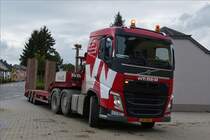 . Volvo FH Sattelzug hat einen bagger an eine Baustelle gebraacht und macht sich auf den Heimweg.  26.08.2014