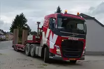 . Volvo FH Sattelzug hat einen bagger an eine Baustelle gebraacht und macht sich auf den Heimweg.  26.08.2014