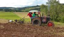 Lanz 7506 ackert neben dem Austellungsgelände beim Lanz & John Deere - Treffen in Kirchheim am See im August 2014