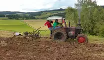 Lanz 7506 ackert neben dem Austellungsgelände beim Lanz & John Deere - Treffen in Kirchheim am See im August 2014