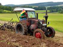 Lanz 7506 ackert neben dem Austellungsgelände beim Lanz & John Deere - Treffen in Kirchheim am See im August 2014