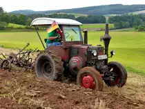 Lanz 7506 ackert neben dem Austellungsgelände beim Lanz & John Deere - Treffen in Kirchheim am See im August 2014